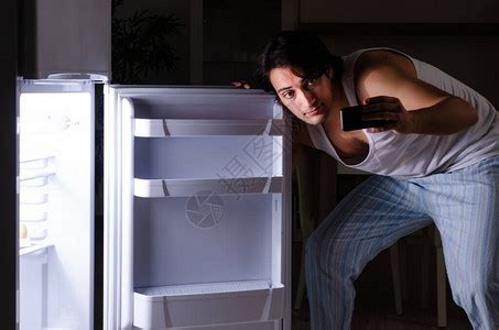 方向 睡在冰箱旁